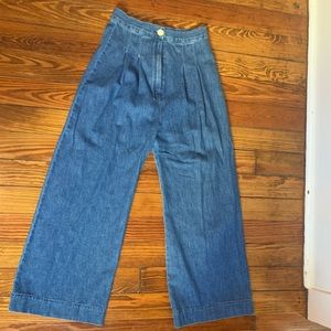 Pleated high waisted jeans, trousers.